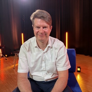 Generationenforscher Rüdiger Maas schaut direkt in die Kamera. Wir sprechen mit ihm über Bildung, Medienkompetenz und den Dialog zwischen den Generationen.