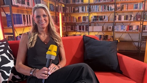 Ex-Schulleiterin und Autorin Silke Müller lacht in die Kamera. Sie verrät in SWR1 Leute, was sich sich im Bildungssystem ändern muss.