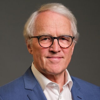 Ex-Diplomat Rüdiger von Fritsch schaut direkt in die Kamera.