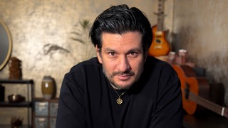 Schauspieler Francisco Medina schaut direkt in die Kamera. 