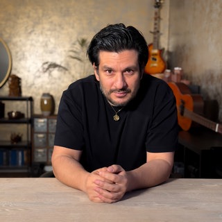 Schauspieler Francisco Medina schaut direkt in die Kamera. 