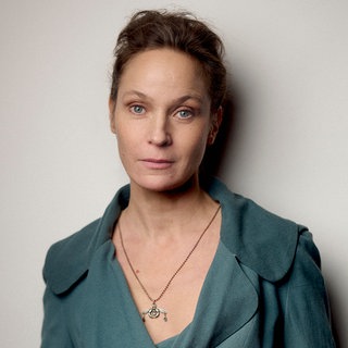 Schauspielerin Jeanette Hain schaut direkt in die Kamera. Bei den Nibelungenfestspielen in Worms 2026 spielt sie die Königinmutter Ute.