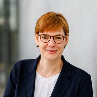 Rentenexpertin Prof. Marlene Haupt schaut freundlich in die Kamera. In SWR1 Leute spricht sie über das deutsche Rentensystem, Altersarmut und weshalb Frauen oft geringere Renten als Männer bekommen.