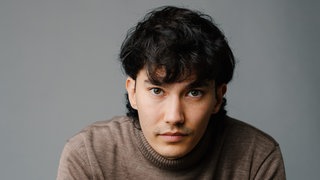 Lukas Mi-Sa Nguyễn Egger schaut direkt in die Kamera.