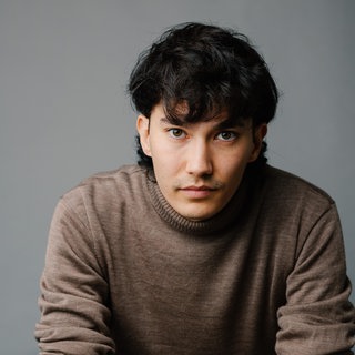 Lukas Mi-Sa Nguyễn Egger schaut direkt in die Kamera.