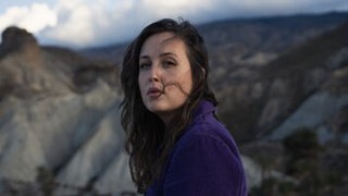 Die deutsch-britische Popmusikerin Alice Merton steht mit vom Wind zerzaustem Haar vor einer Gebirgstkette. | Alice Merton: "Für die Nibelungen habe ich direkt Ja gesagt"