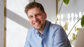 Autor und Jurist Michael Riepl lacht in die Kamera.