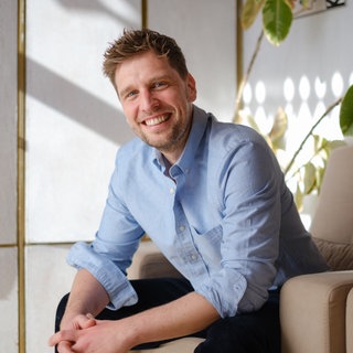 Autor und Jurist Michael Riepl lacht in die Kamera.