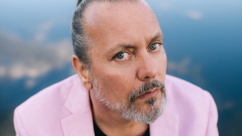 Der Autor und KI-Erklärer Andreas O. Loff schaut seitlich in die Kamera. | Er zeigt uns Chancen und Risiken der Künstlichen Intelligenz (KI)