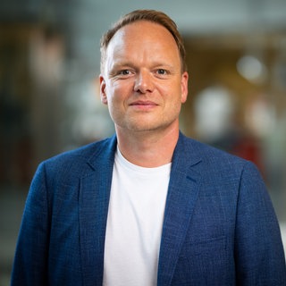 Oberstaatsanwalt Benjamin Krause schaut direkt in die Kamera. 