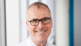 Altersmediziner Prof. Clemens Becker lächelt in die Kamera. Der Sommer bringt immer häufiger intensive Hitzewellen mit sich, die für viele Menschen zu einer spürbaren Belastung werden. Prof. Dr. Clemens Becker von der Uniklinik Heidelberg kennt die drohenden Gefahren und gibt in SWR1 Leute Tipps, wie wir uns richtig verhalten.
