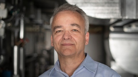 Martin Renner, Professor für Energie- und Gebäudetechnik, blickt in die Kamera.