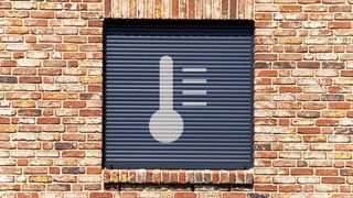 Thermometer-Symbol auf einer Außenjalousie, Symbolfoto Hitzeschutz, Fotomontage.  Hitze in Deutschland: Wie ihr die Wohnung und das Hauser fit für die heißen Sommer macht. Tipps vom Experten Martin Renner, Professor für Energie- und Gebäudetechnik