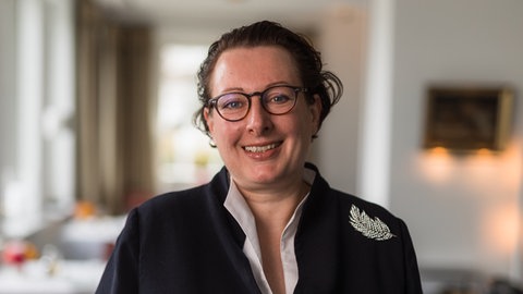 Gastronomin Eva Klink steht in ihrem Restaurant.