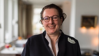 Gastronomin Eva Klink steht in ihrem Restaurant.
