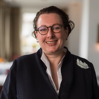 Gastronomin Eva Klink steht in ihrem Restaurant.