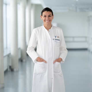 Medizinerin Marion Kiechle steht im Arztkittel in einem Krankenhausflur. In SWR1 Leute spricht sie über Gesundheit von Frauen und insbesondere die Wechseljahre.