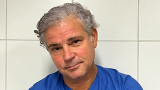 Rechtsmediziner und Bestsellerautor Prof. Dr. Michael Tsokos schaut direkt in die Kamera.