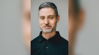 Pädagoge und Publizist Meron Mendel schaut direkt in die Kamera.  Wir leben in einer Zeit der ständigen Aufgeregtheit und Empörung. Gleichzeitig hat durch die neuen Extreme bei Vielen eine Art Rückzug stattgefunden. In SWR1 Leute sprechen wir mit Meron Mendel. Der Publizist setzt sich seit Jahren gegen Hass und für Verständigung zwischen den Kulturen ein, vor allem zwischen Israelis und Palästinensern.