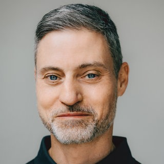 Pädagoge und Publizist Meron Mendel schaut direkt in die Kamera.  Wir leben in einer Zeit der ständigen Aufgeregtheit und Empörung. Gleichzeitig hat durch die neuen Extreme bei Vielen eine Art Rückzug stattgefunden. In SWR1 Leute sprechen wir mit Meron Mendel. Der Publizist setzt sich seit Jahren gegen Hass und für Verständigung zwischen den Kulturen ein, vor allem zwischen Israelis und Palästinensern.