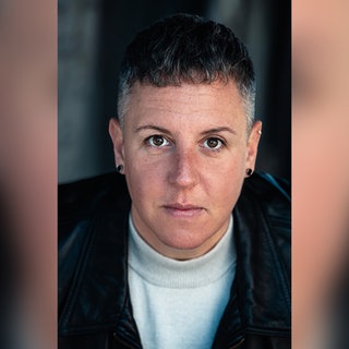 Musicalstar Steffi Irmen schaut direkt in die Kamera.