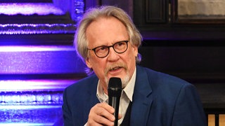 Autor und Journalist Harald Martenstein bei einem Talk.