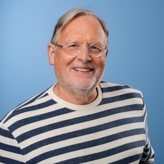 Arzt und Wissenschaftler Prof. Dietrich Grönemeyer lacht in die Kamera und liefert Tipps gegen Schmerzen.