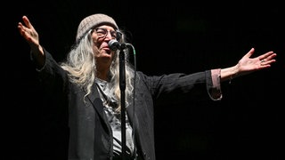 Patti Smith hat 1975 ihr Debütalbum "Horses" rausgebracht. Wir sprechen im Meilensteine Podcast über die erste Platte der "Godmother of Punk", die sich selbst eher als Lyrikerin versteht als als Musikerin.