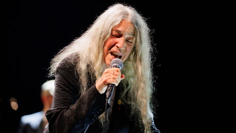 Patti Smith ist die "Godmother of Punkrock", ihr Album "Horses" zählt zu einem der einflussreichsten Alben der Rockgeschcihte. Hier sehen wir die Ikone der Rockgeschichte bei einem Konzert in Oslo im Oktober 2025.