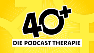 Der Schriftzug "Die Podcast Therapie" steht auf gelbem Hintergrund zusammen mit der Zahl 40, bei der das Zeichen plus integriert ist (steht als Maincover für den Podcast "40+ Die Podcast Therapie) 