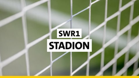 SWR1 Stadion: DIE Fußballsendung für alle, die nicht hingehen können. Unsere Reporter:innen schildern, was auf den Plätzen passiert. Packend und direkt. Und mit den legendären Konferenzen zur Halbzeit und zur Schlussphase der Begegnungen.