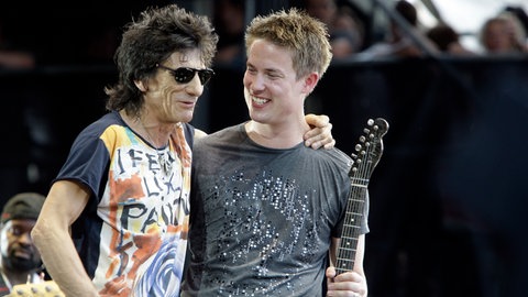 Ronnie Wood von den Rolling Stones zusammen mit Johnny Lang auf der Bühne