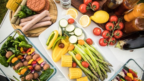 Gemüse, Fleischersatz - nachhaltiges Grillgut auf dem Tisch | Nachhaltig grillen: So geht es richtig