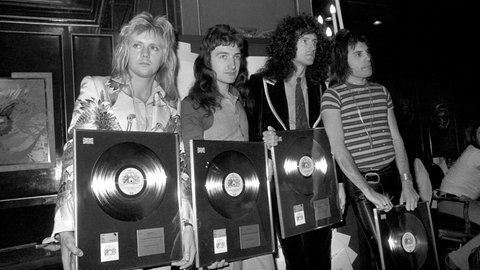 Queen mit ihren Auszeichnungen in Silber, Gold und Platin für "Bohemian Rhapsody" und zwei Alben.