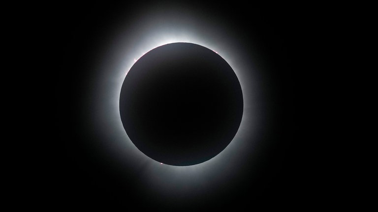 9. April: Wenn sich der Mond direkt vor die Sonne schiebt und diese anschließend komplett verdeckt, entsteht ein kosmisches Meisterwerk. Im daraus resultierenden Zwielicht, ist nur die äußere Atmosphäre oder Korona der Sonne sichtbar. Die totale Sonnenfinsternis verdunkelte gestern den Himmel über Mittel- und Nordamerika, und brachte Menschen aus Mexiko, den USA und Kanada zum Staunen. In Teilen Europas soll die nächste Sonnenfinsternis 2026 zu sehen sein.
