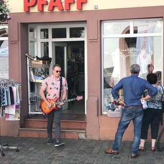 Music - Flashmob mit John Miles in Landau | Überraschung gelungen: Plötzlich taucht John Miles beim Flashmob auf