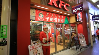 Kentucky Fried Chicken in Tokio (Japan) hat an Weihnachten Hochkonjunktur. | So feiert man Weihnachten in anderen Ländern