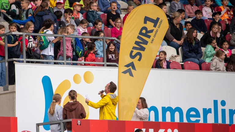 SWR1 Moderator Christian Balser beim Weltrekord Lesen 2026 in der Mewa Arena
