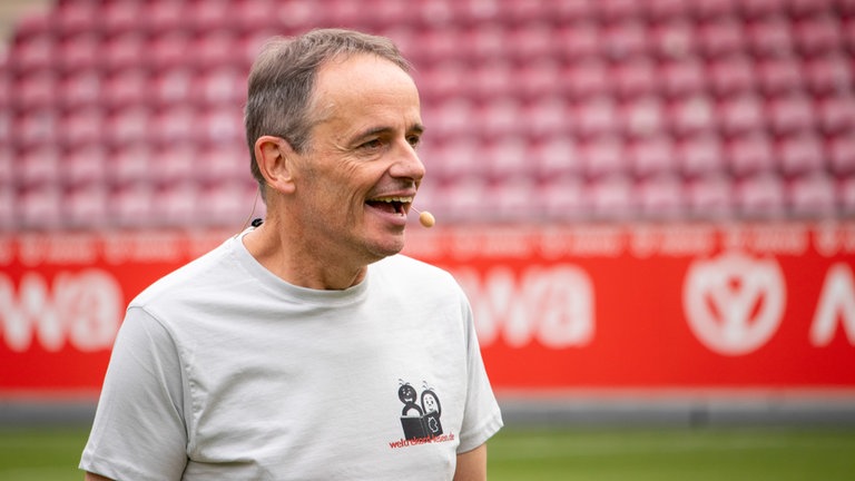Autor Stefan Gemmel beim Weltrekord Lesen 2026 in der Mewa Arena