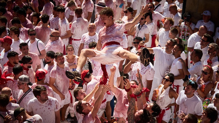 7. Juli: Menschen feiern ausgelassen auf der Plaza del Ayuntamiento in Pamplona, Spanien. "Chupinazo" wird der offizielle Beginn der jährlichen San-Fermín-Feierlichkeiten genannt. Die Feierlichkeiten dauern bis zum 14. Juli an.