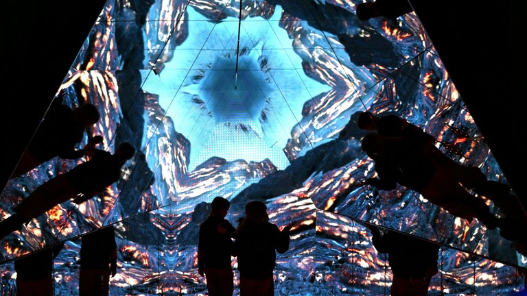 8. Juli: Dieser beeindruckende Spiegeltunnel ist Teil der Ausstellung "Planet der Tiere – Die immersive Ausstellung" des Immersiums in Wien. Die Besucher erwarten ein virtueller Zoo, interaktive Erlebnisstationen, Wissens- und Mitmachstationen sowie eine immersive Hauptshow.