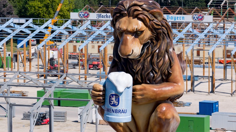 13. Juli: Ist es Mitte Juli zu früh, um über das Münchner Oktoberfest zu reden? Keinesfalls, denn auf der Theresienwiese wird schon fleißig gewerkelt. Sprich, der Aufbau ist in vollem Gang. Es bleibt aber jede Menge zu tun, bis am 19. September mit dem traditionellen "O’zapft is" das 191. Oktoberfest beginnt.
