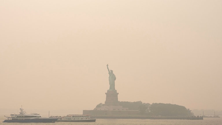 17. Juli: Das ist keine Filmszene, sondern ein Foto der Freiheitsstatue in New York City, die von Rauch umhüllt wird. In Kanada wüten derzeit Waldbrände, dessen Rauchschwaden durch starken Wind bis in die benachbarten USA gezogen sind. Die Folge: richtig schlechte Luftqualität. In der kanadischen Millionenstadt Toronto ist der Index für Luftqualität so schlecht, dass sie die Weltrangliste anführt – noch vor Kinshasa im Kongo und Delhi in Indien.