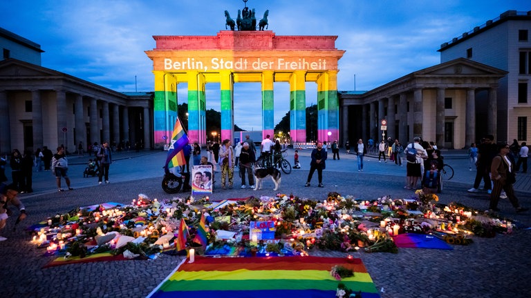 27. Juli: Das Brandenburger Tor wird in Regenbogenfarben illuminiert, wobei der Schriftzug "Berlin, Stadt der Freiheit" zu lesen ist. Der Christopher Street Day in Berlin war am Samstag abgebrochen worden, nachdem ein Auto am Rande der Großveranstaltung in eine Menschenmenge gefahren war.