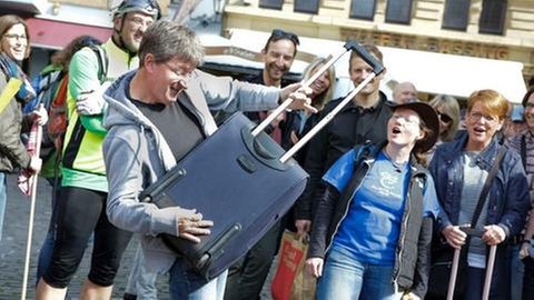 Millionenfach geklick - unsere Flashmobs | Die Musik inspirierte so manchen Zuhörer selbst einmal in die Saiten zu greifen...