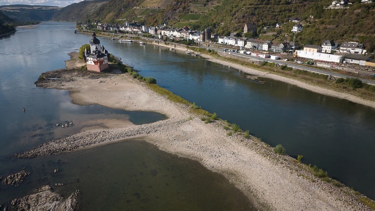 06. August: Langsam wird es eng. Die Zollburg Pfalzgrafenstein, mitten im Rhein, ist vom extremen Niedrigwasser umgeben.