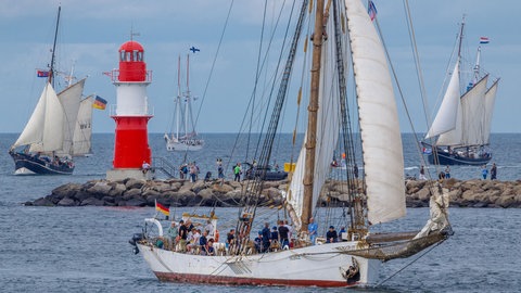 7. August: Pflichttermin für alle Segelfreunde: Die Hanse Sail findet an diesem Wochenende in Rostock statt. Mehr als 120 Segelschiffe aus sieben Ländern werden erwartet und kreuzen auf der Ostsee vor Warnemünde.