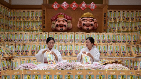 6. Oktober: Süße Vorbereitungen in Nishinomiya in Japan: Diese beiden Schreinmädchen aus dem Nishinomiya-Schrein packen Süßigkeiten für das japanische "Shichi-Go-San-Fest" ein. Am 15. November dreht sich dabei alles um drei- und siebenjährige Mädchen sowie fünfjährige Jungen. Familien feiern an diesem Tag das Heranwachsen ihrer Kinder.