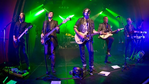 Tommy Williams, Fran Smith, Jr., Eric Bazilian, John Lilley und Rob Hyman (v.l.) bei einem Konzert mit ihrer Band The Hooters im Columbia Theater in Berlin.