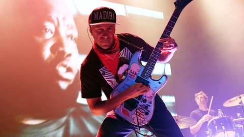 Wegen seiner außergewöhnlichen Spieltechniken und seinem innovativen Stil zählt Rage-Against-The-Machine-Gitarrist Tom Morello zu den besten Gitarristen der Welt. 